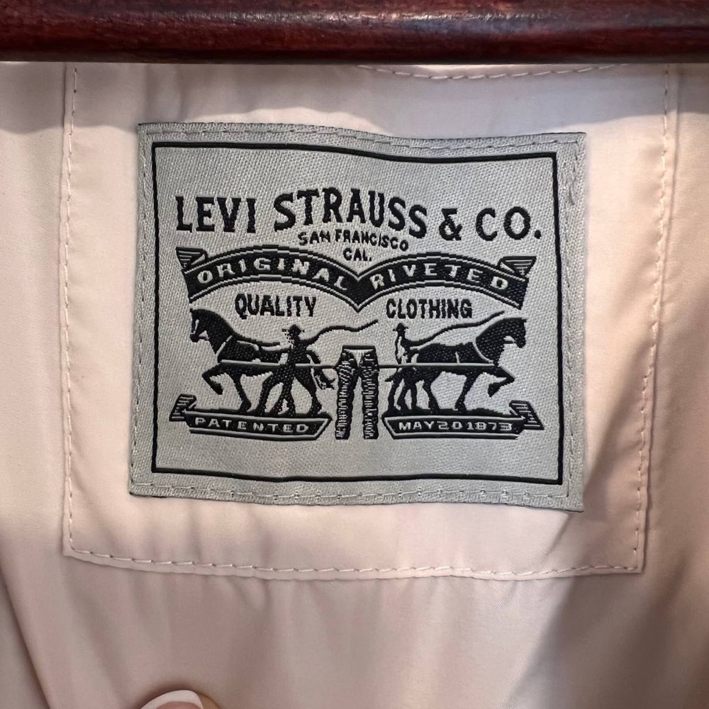 Levi's womens Oversized Long Sherpa Trucker Jacket size M - Picture 6 of 12